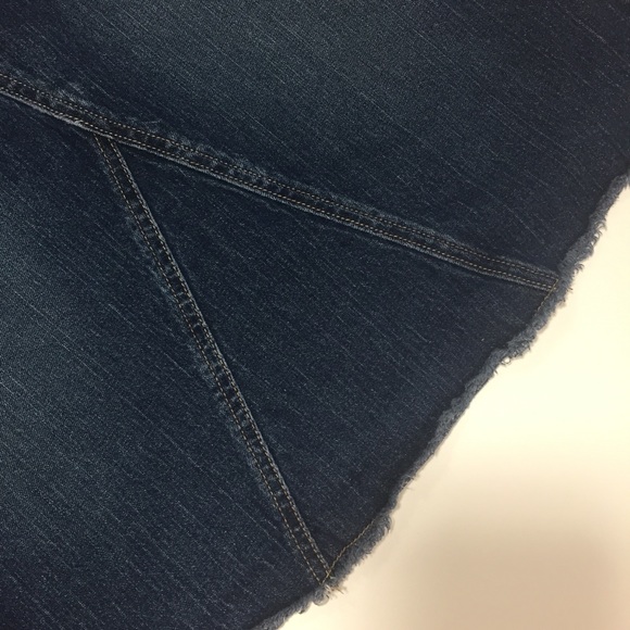 LEVI’S Jean Skirt Frayed Hem SZ 10 - Picture 3 of 7
